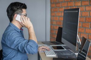 WordPress Wartung 2 Ein Mann bietet am Telefon WordPress Wartung & Support