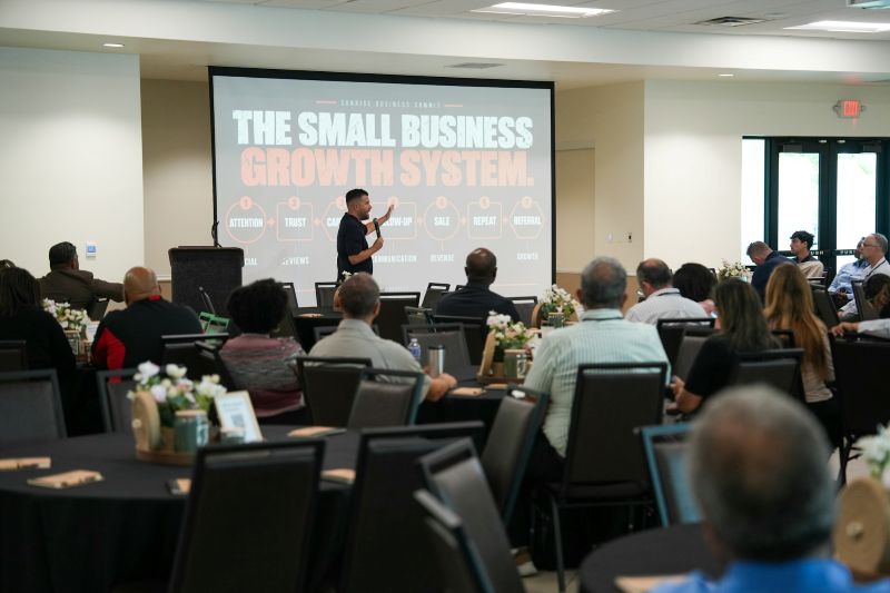 Workshop mit Teilnehmern vor den Laptops und dem Dozenten vor großer Leinwand zu Automatisierung in kleinen Unternehmen